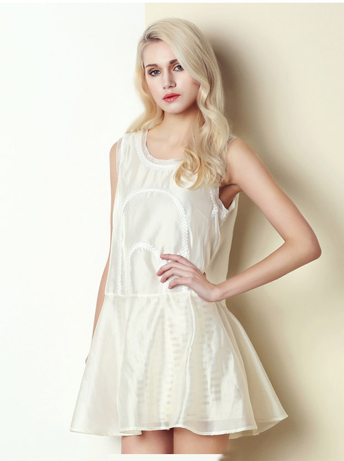 新款无袖雪纺绣花连衣裙